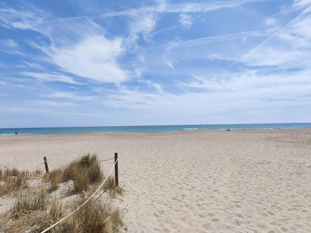 Global Properties, Apartamento con terraza y piscina a un paso de la playa