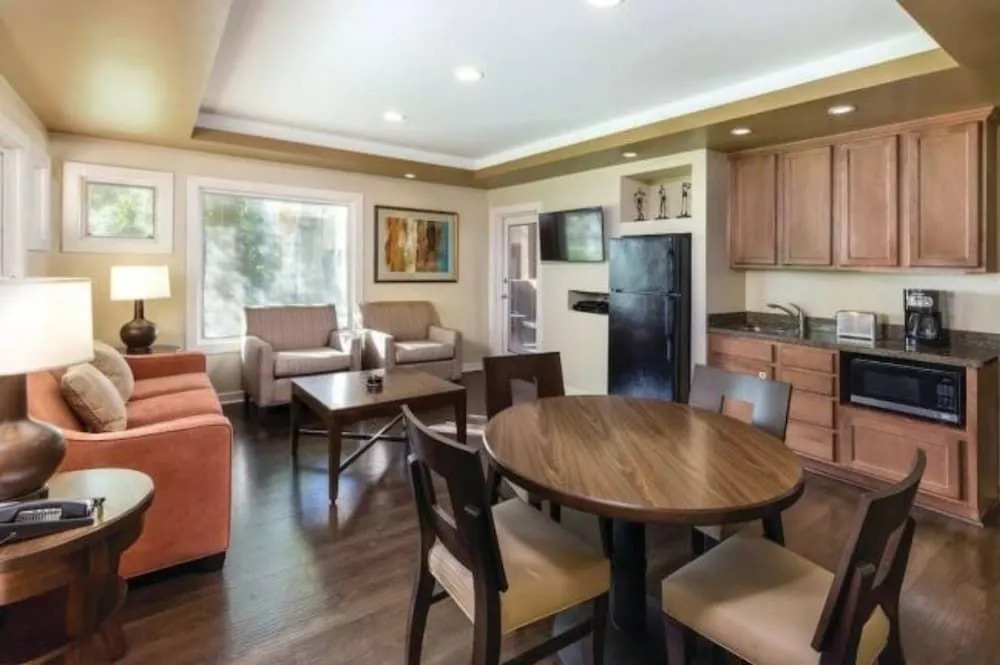 Private One Bedroom Condo on Golf Course, free parking