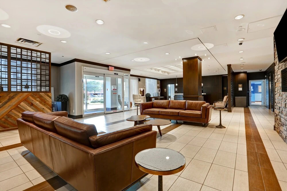 Отель Four Points by Sheraton Toronto Mississauga