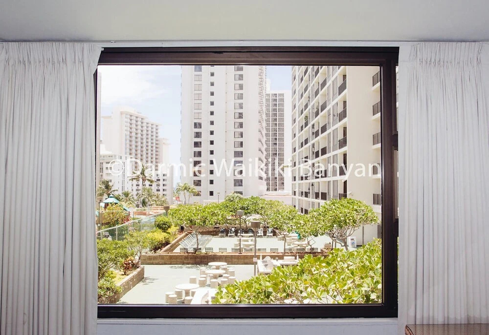 2-0710 Waikiki Banyan