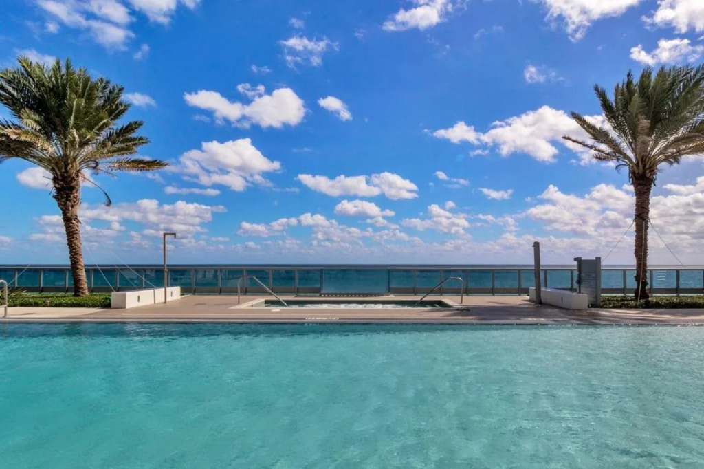 Dharma Home Suites Miami Beach at Monte Carlo