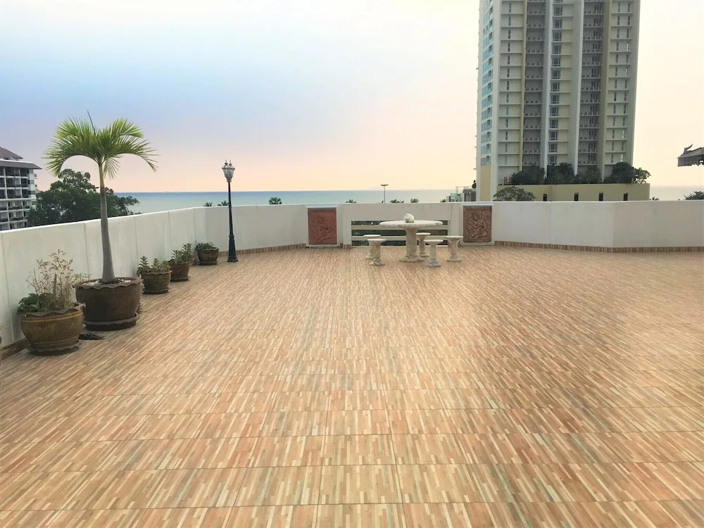 Fantastic 2 bed With Huge Balcony & sea Views