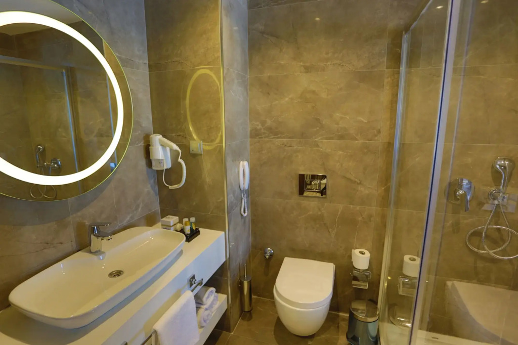 B Business Hotel & Spa