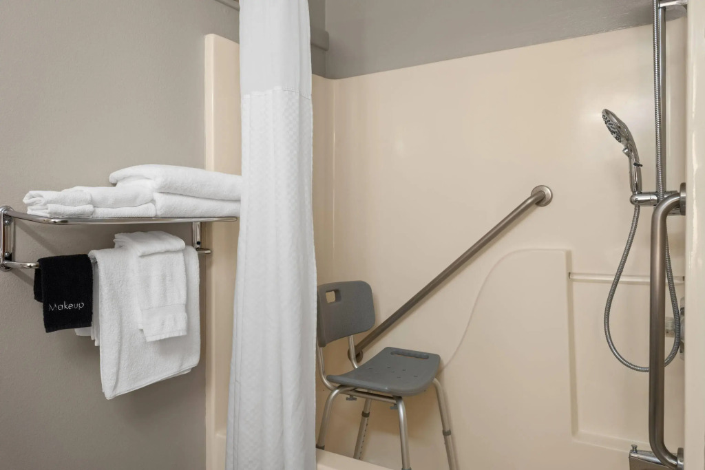 Super 8 by Wyndham Lewistown