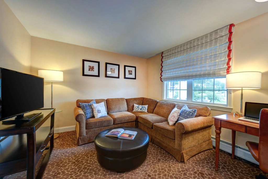 Port Inn and Suites Portsmouth, an Ascend Collection Hotel