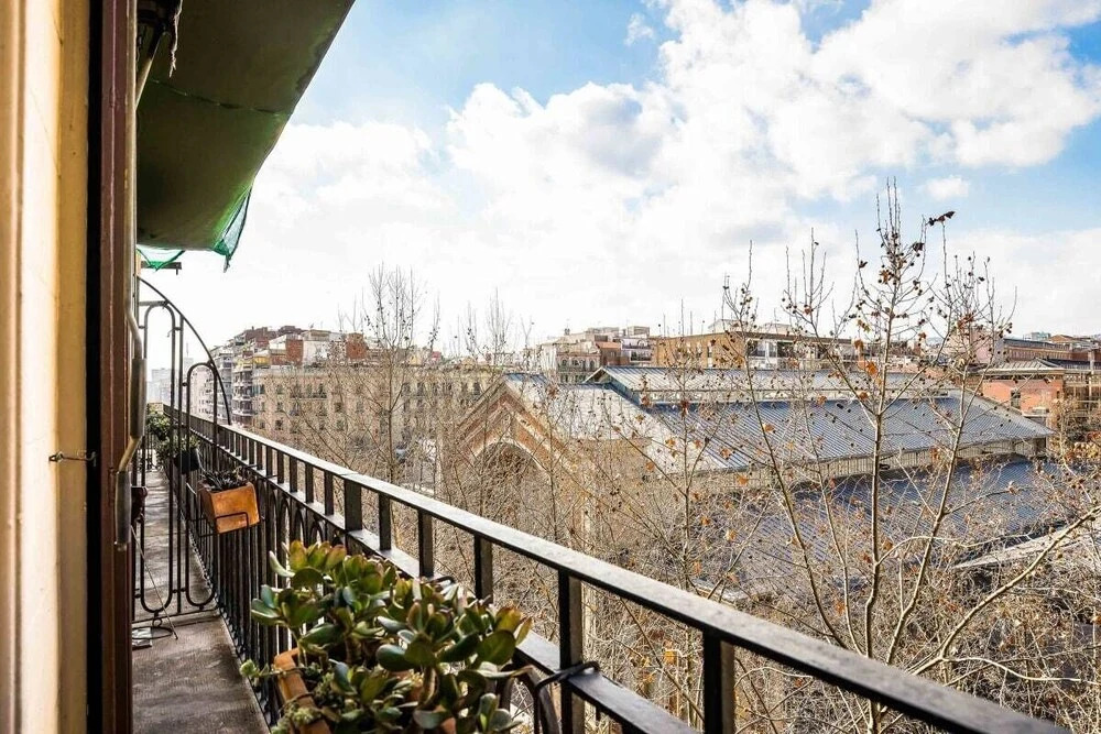 Stunning 2 Bedroom amd Bath Apartment in Eixample