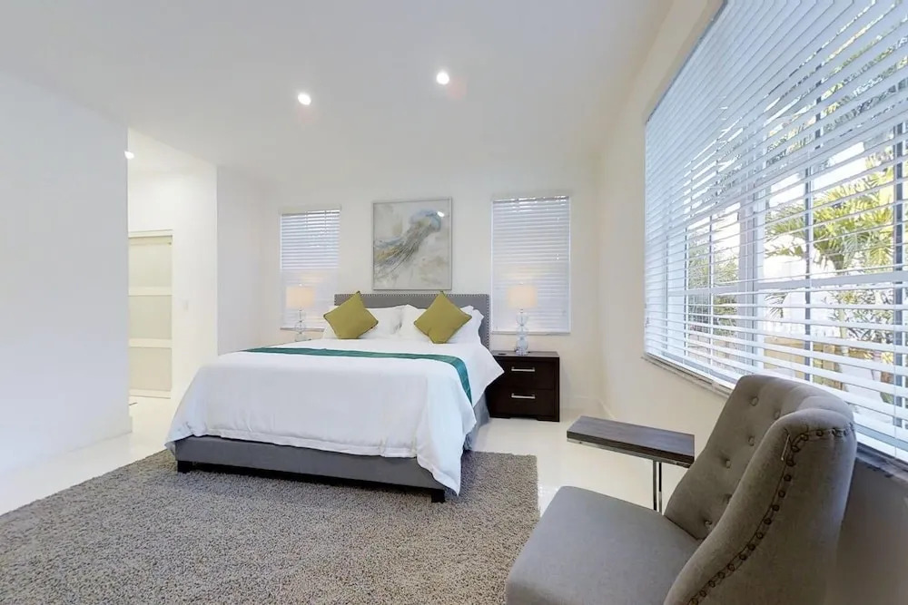 Beautiful Hollywood Beach 4 BR Home W Heated Pool