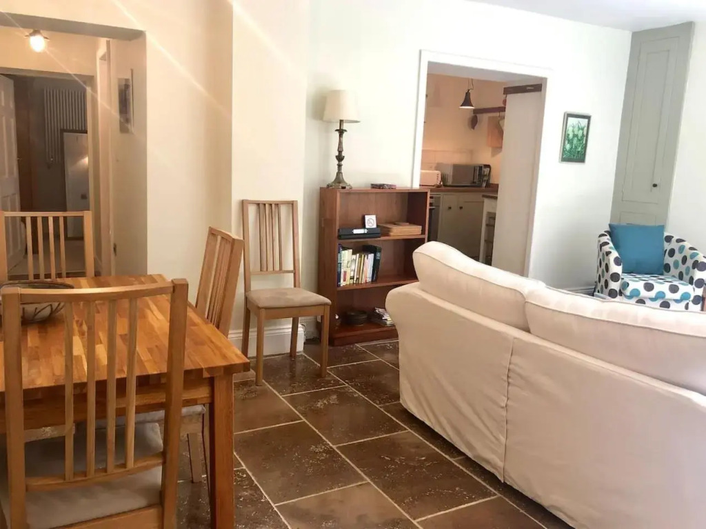 Garrard's Retreat - 1 Bedroom with marble floors & patio