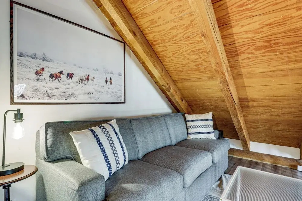Pet-friendly Gatlinburg Cabin w/ Hot Tub!
