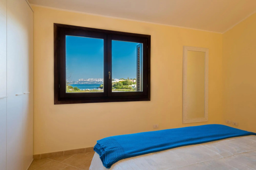 It has 3 bedrooms ( two double and one with two single beds ), two bathrooms, living room, kitchen,-PERLACEA 34