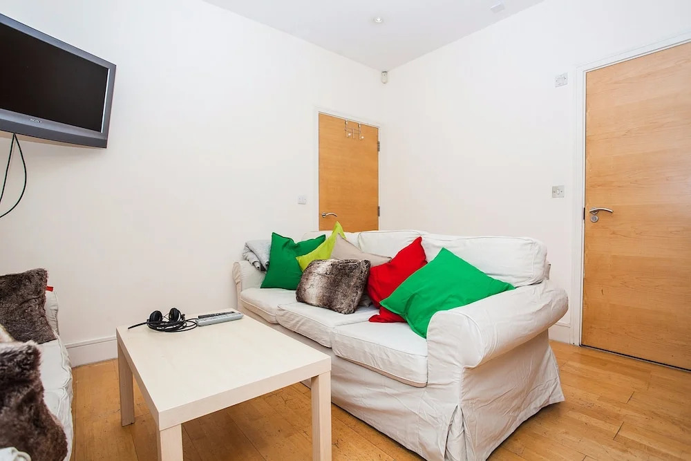 Modern & Spacious Home on Old Kent Road