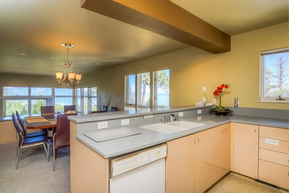 Panorama View Lodge with Stunning Lake Views by RedAwning