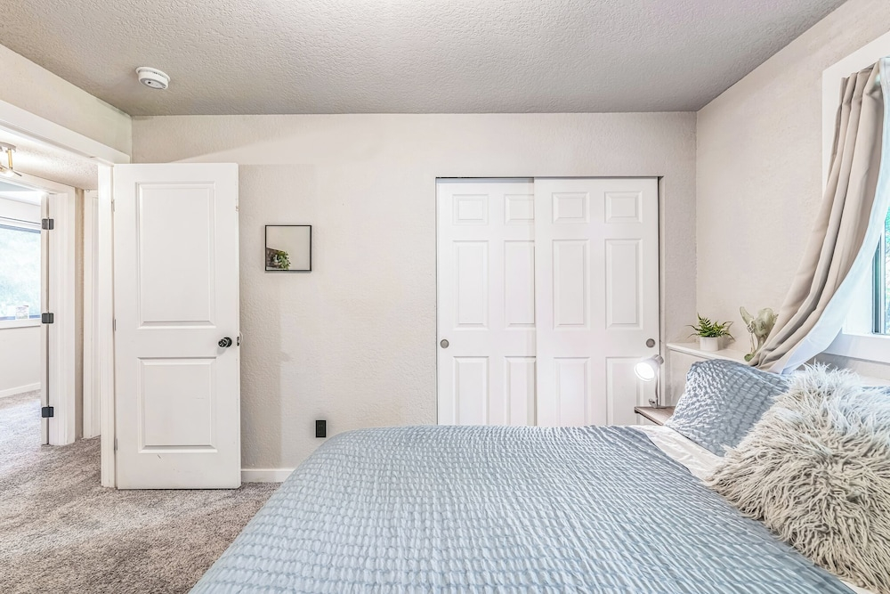 Modern Forest Escape, Near Lake Stevens & Hikes