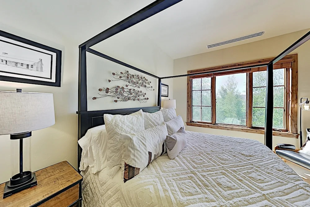 Ski-in/ski-out All-suite W/ Pool, Gym & Hot Tubs 2 Bedroom Condo