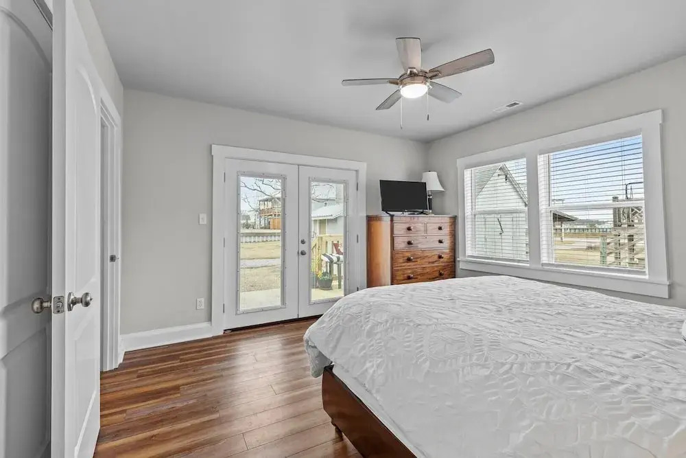 Conch's Point Cottage 2 Bedroom Home by RedAwning