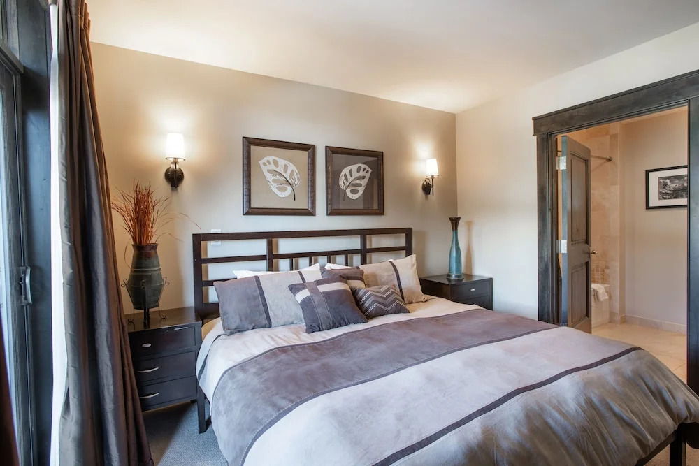 Spacious Village View Townhouse with Fireplace at Parry Peak Lofts townhouse