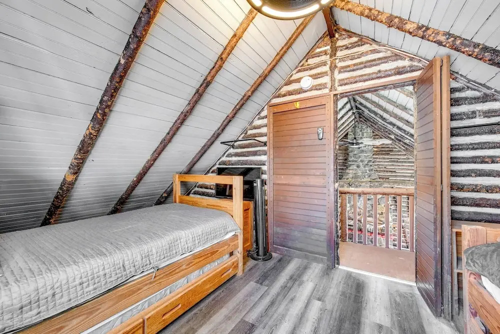 Easy Interstate Access: Original Poconos Log Cabin