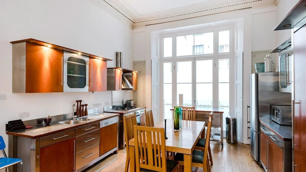 The Spacious Cleveland Square Apartment