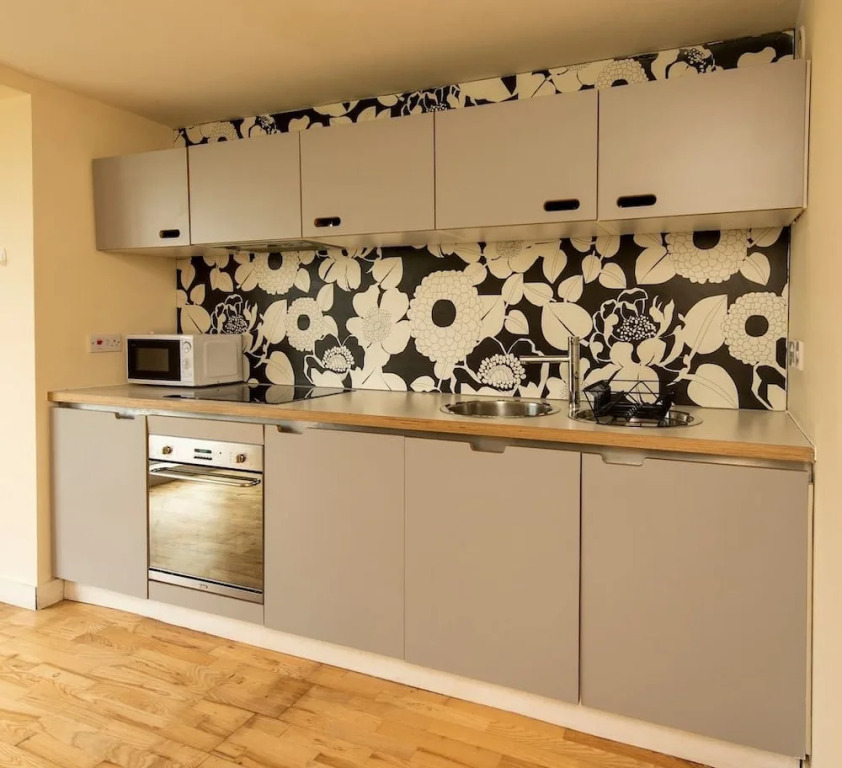 Convenient 1Br Flat Near City Centre