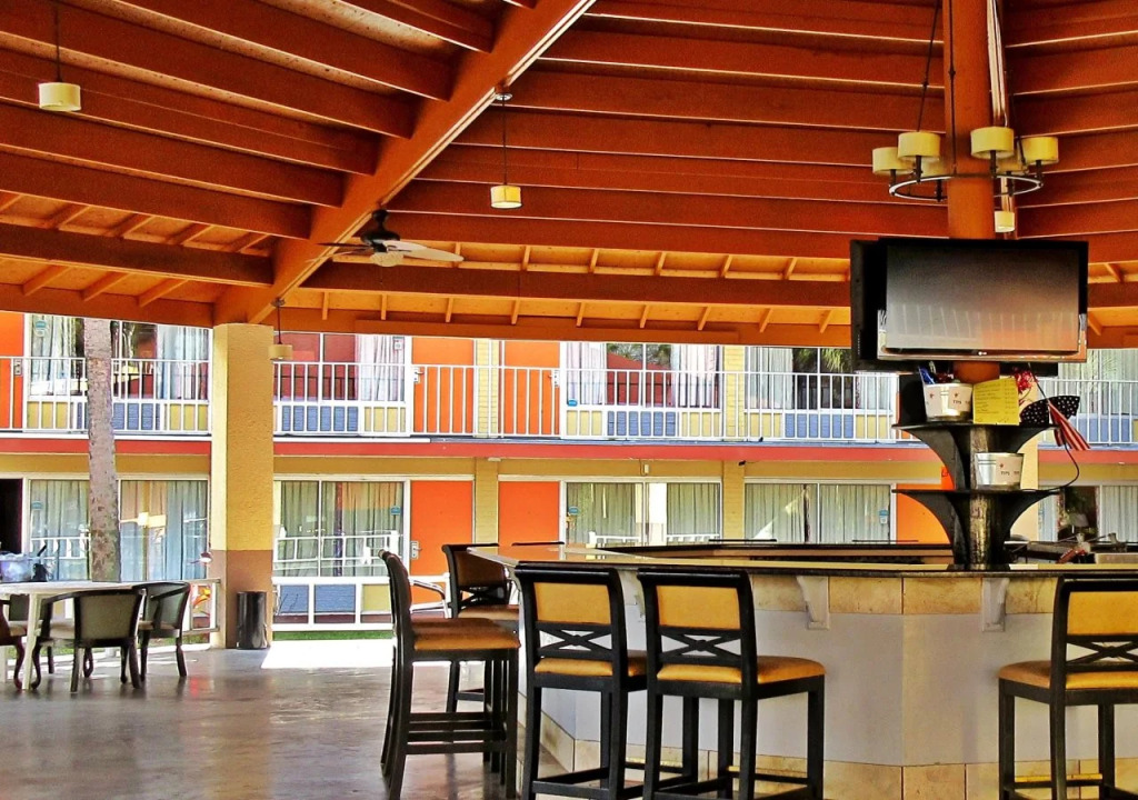 Roomba Inn & Suites - Kissimmee