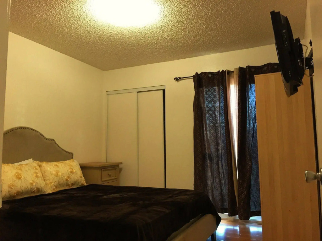 Fully Furnished Apartment in Glendale