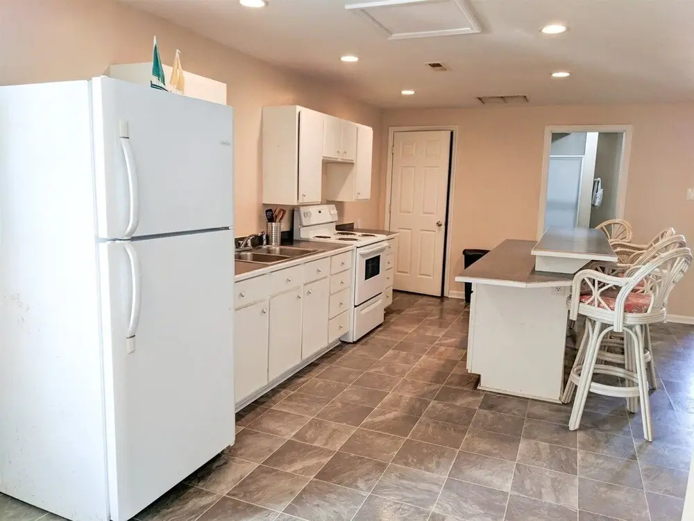 Parrot Head - Pet Friendly Beach Condo! Perfect for 6-7 guests!