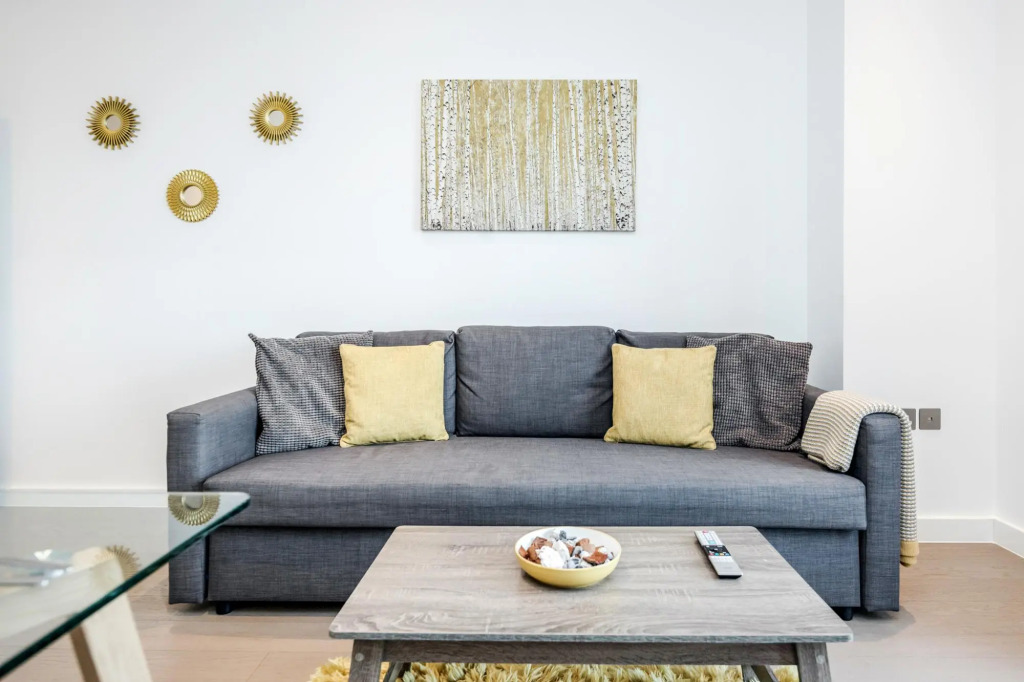2 Bedroom Top Floor Grosvenor's Luxury Apartment - 5 mins Walk to the Station, Free WiFi