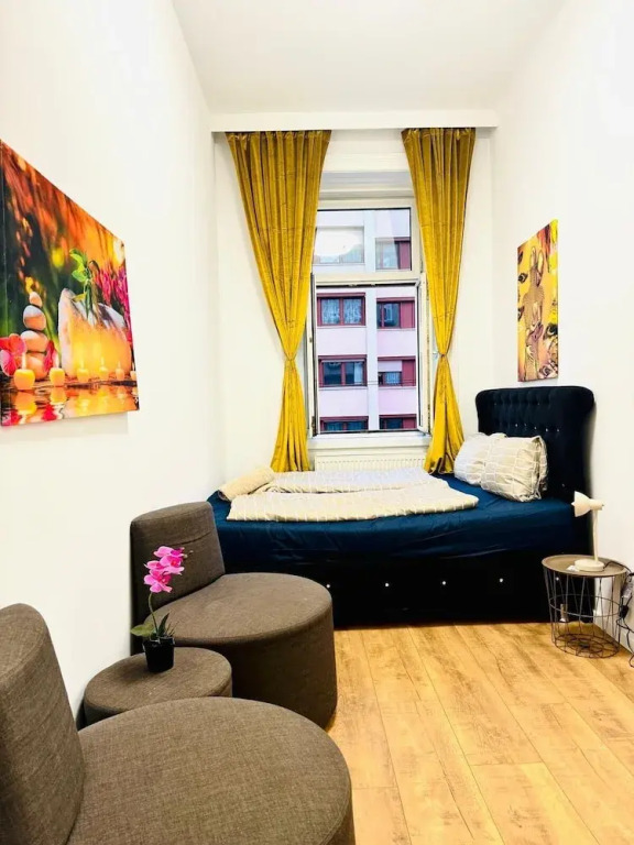 Stylish 9BR Apartment for 18 Guests