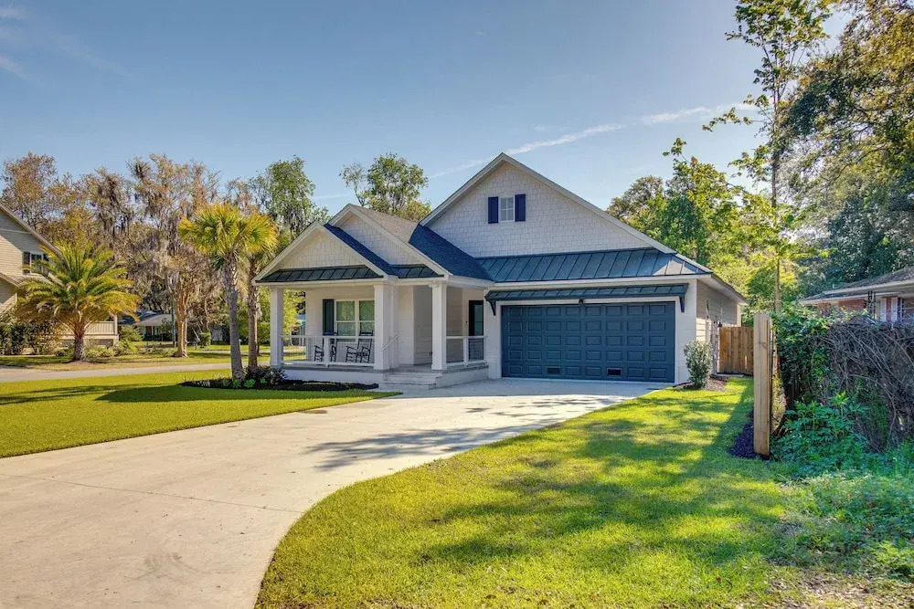Chic St Simons Island Vacation Rental w/ Backyard
