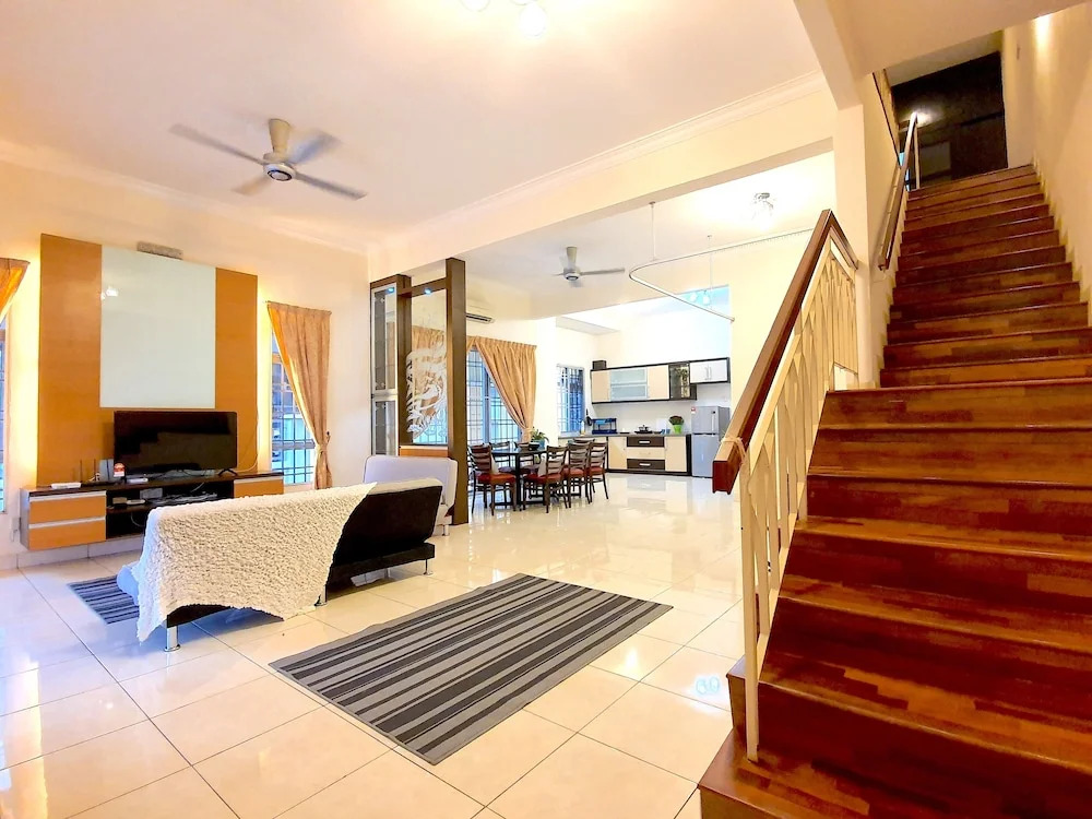 Kota Kemuning Private House by BeeStay