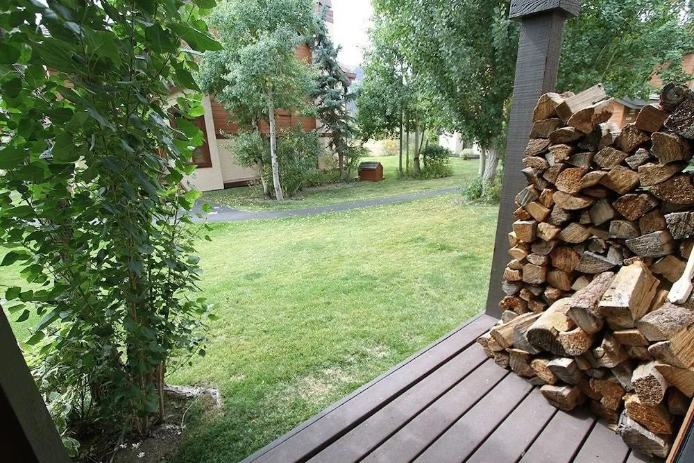 Snowcreek III 441 Pet-Friendly, BBQ Grill, Updated and On the Snowcreek Meadow by RedAwning