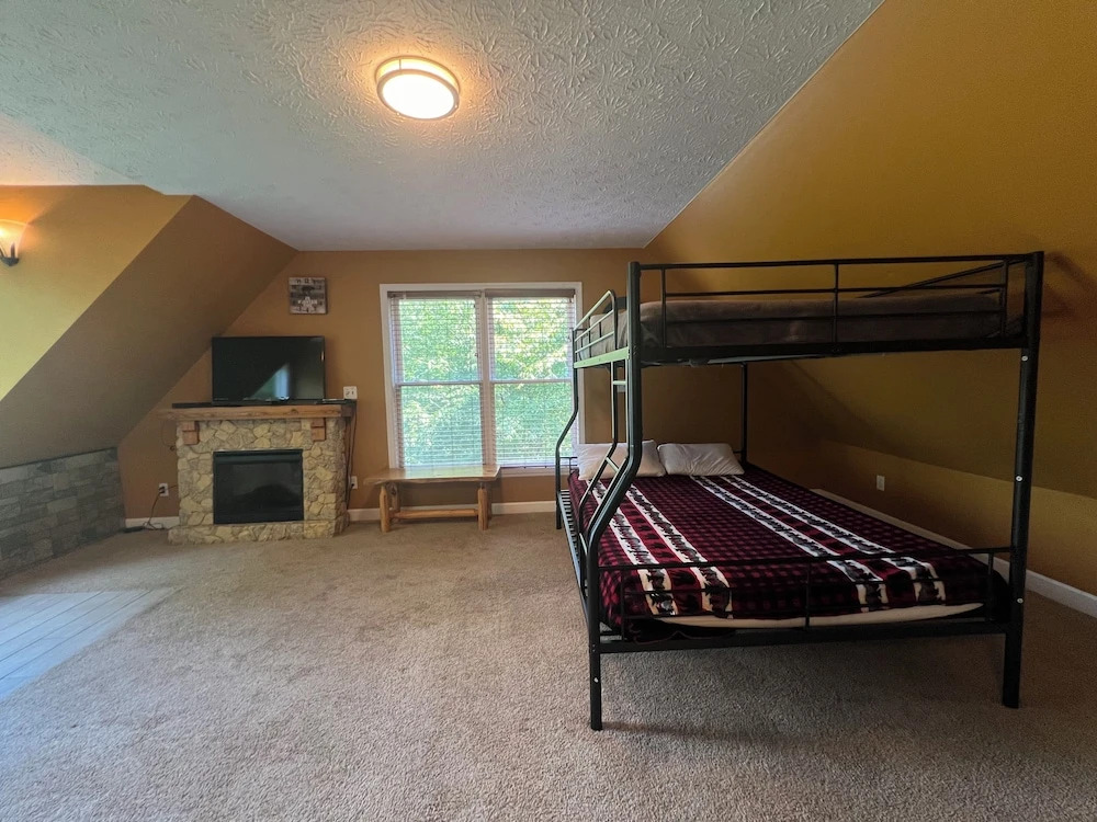 Secluded Cabin for 10 in Chalet Village and Hot Tub