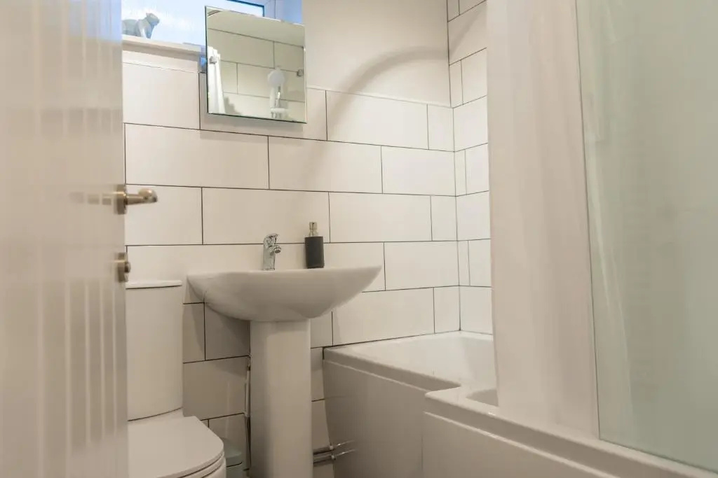 Modern 2 Bed Apartment on Edge of City Centre, 2xFREE Private Parking, Ground Floor & Private Entrance in Quiet Neighbourhood