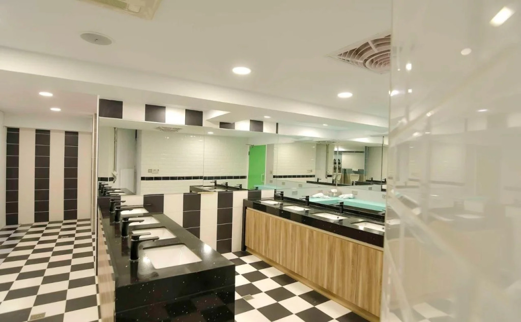 Flyinn Hostel