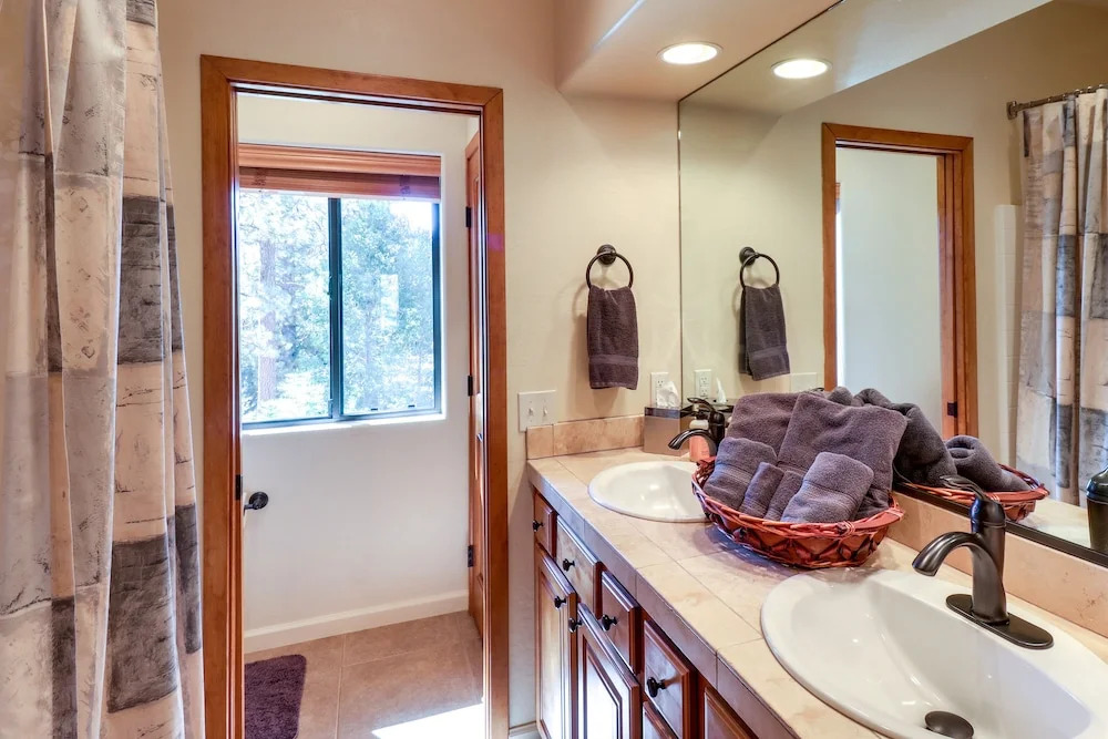 Wraparound Deck + Large Yard: Pinetop Home!