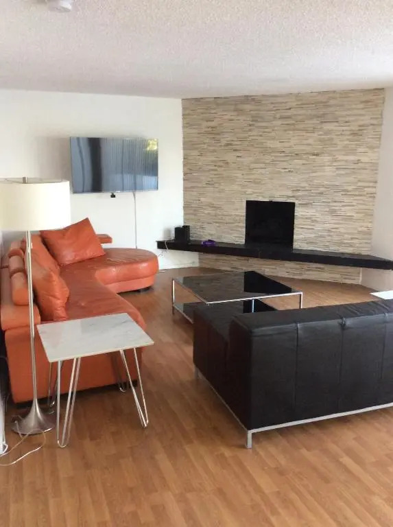 Modern spacious home close to Universal studio & Hollywood for 11