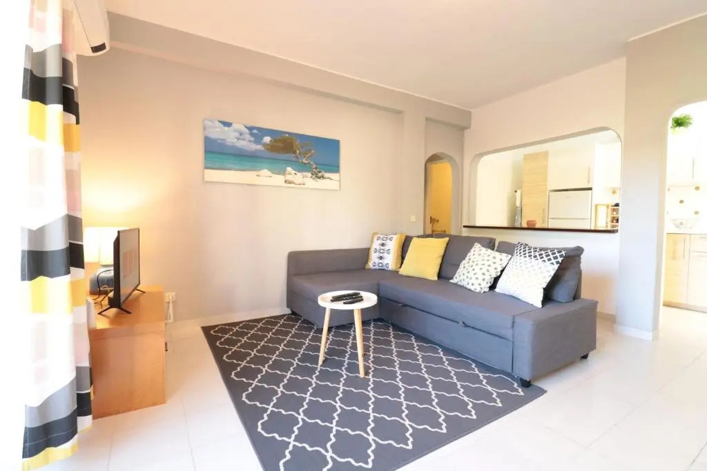 LovelyStay - Cozy 1BR Flat in Alvor with AC and Balcony