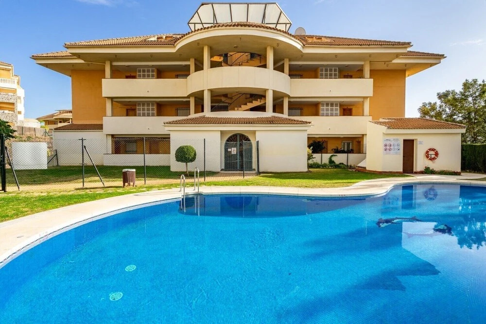Stunning flat with open pool
