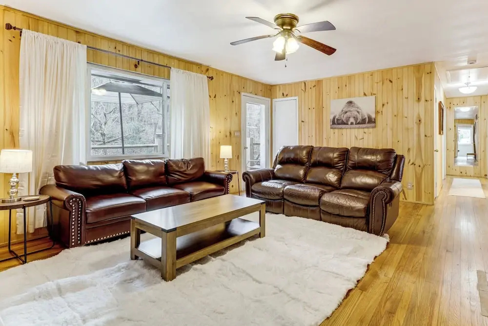 Creekside Home w/ Hot Tub, 3 Mi to Dtwn Gatlinburg