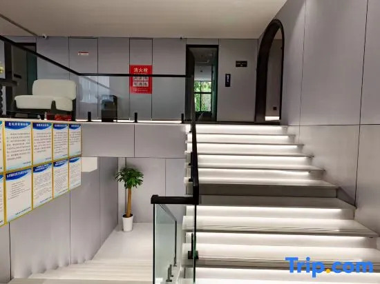 Zhongxian Manchester City Smart Hotel