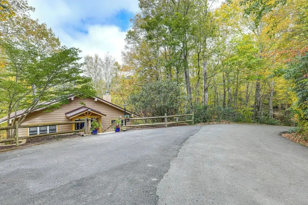 Woodland Gem w/ Pool Access: Linville Land Harbor