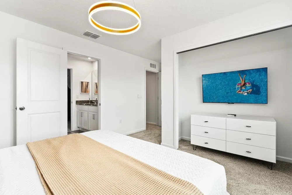 Orlando Oasis: Themed Rooms, Pool & Surf Simulator