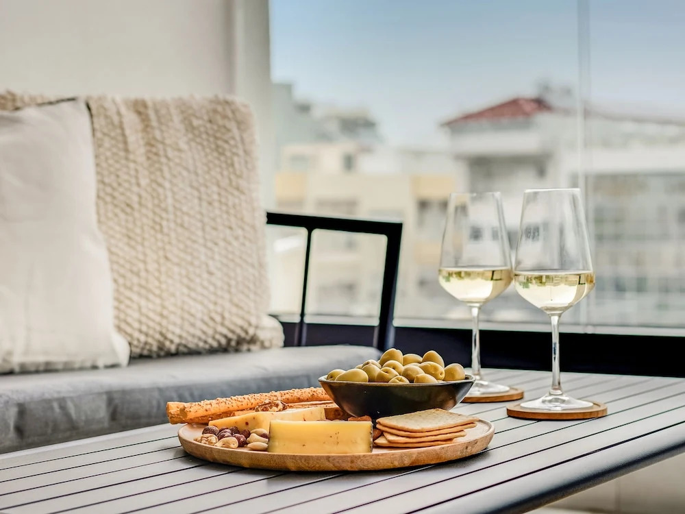 Sanders Premier - Lovely 2 bdr apt With Balcony
