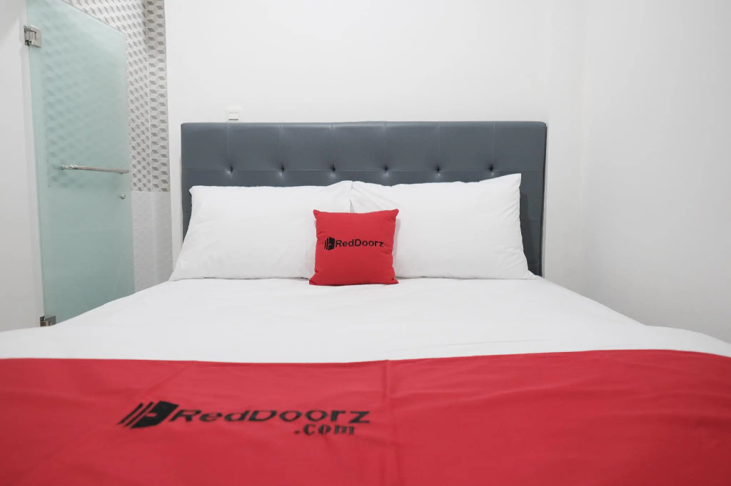 RedDoorz near Taman Palem