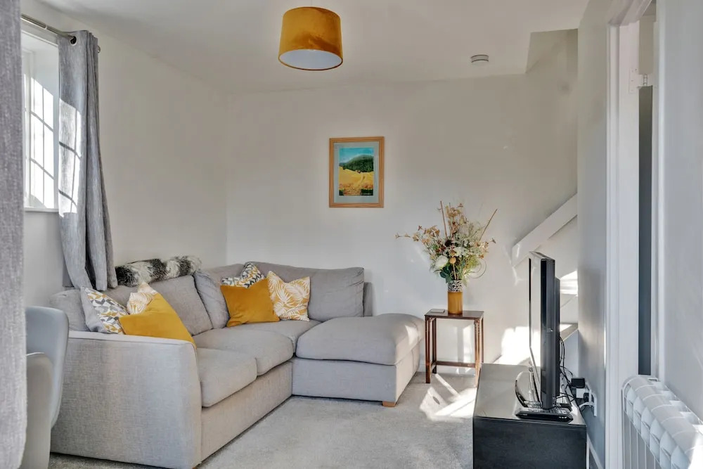 NEW Sleek & Spacious 1BD House With Garden Horsham