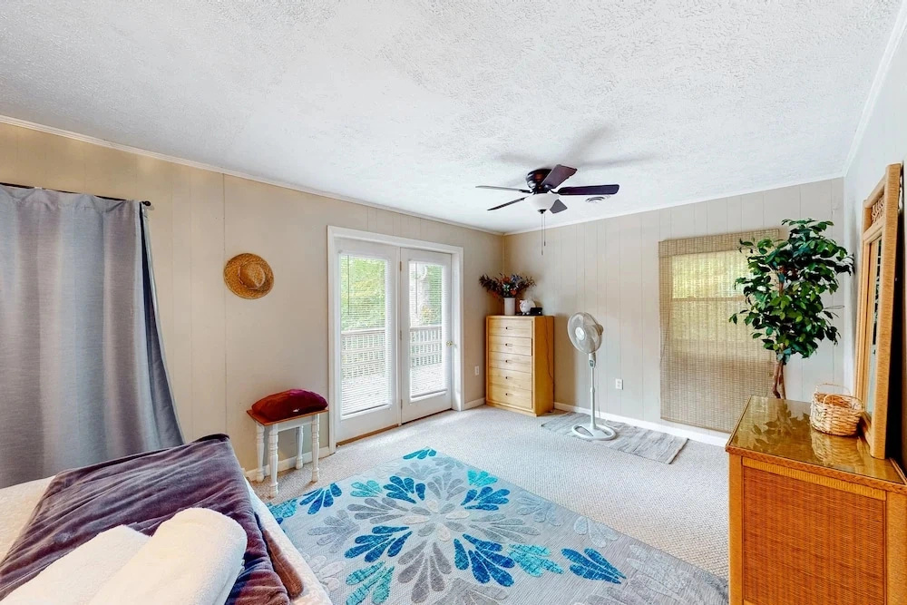 A Quiet Cove - Lakefront Home on Quiet Cove With Private Dock & Floater
