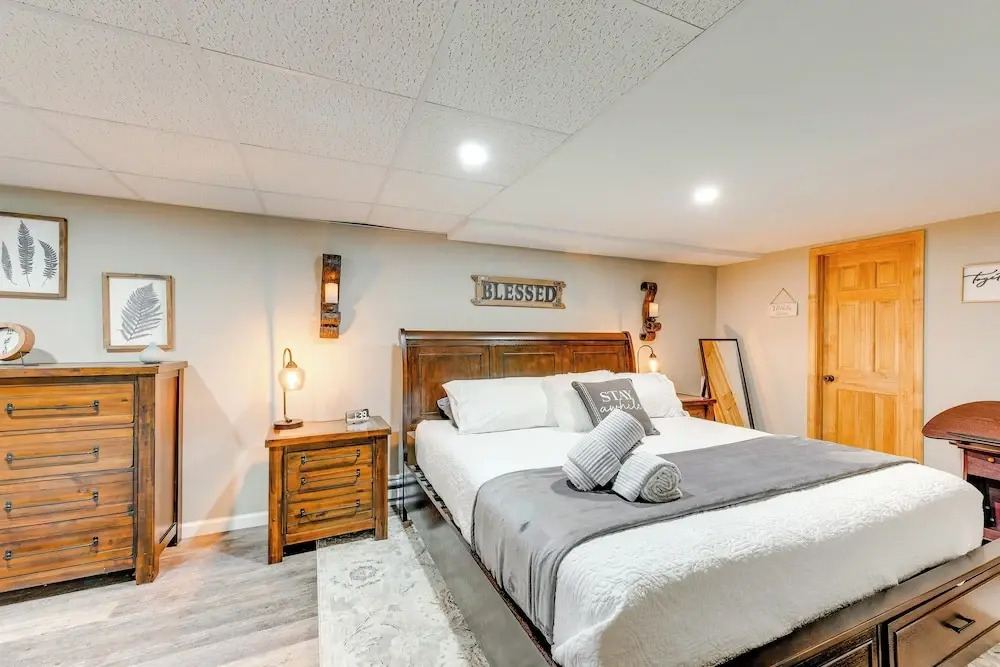 Pocono Lake House Hideaway: Hot Tub & Theater Room