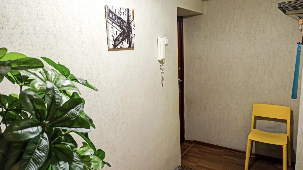 Диван и чемодан на улице Дуси Ковальчук 185Б