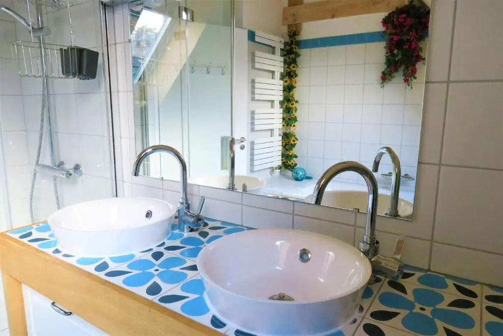 Villa neuve en bois, avec jardin et terrasse, au centre de PERROS-GUIREC - Réf 945