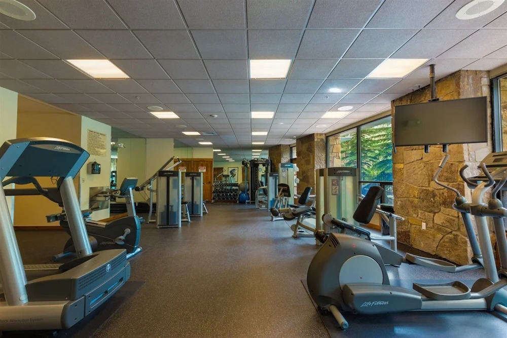 Luxury 2 Bedroom Mountain Vacation Residence With Hot Tub, Pool, and Easy Access to Ski Slopes